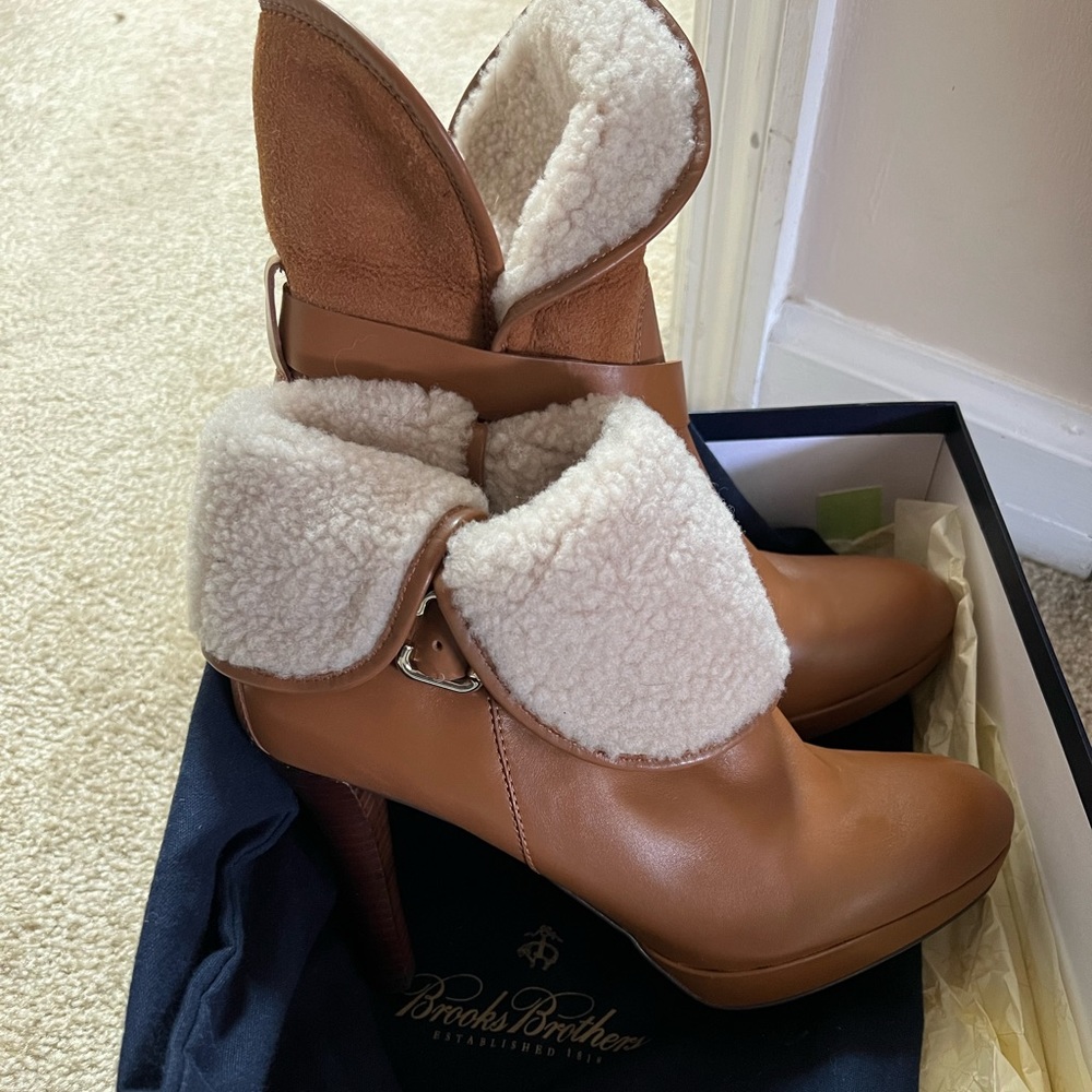Leather and shearling dark tan bootie